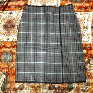 Banana Republic plaid skirt with leather-like trim Size 4
